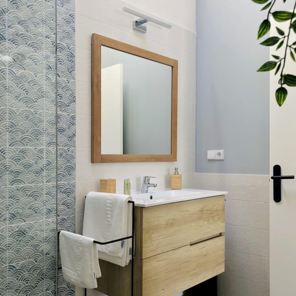 Un baño muy luminoso